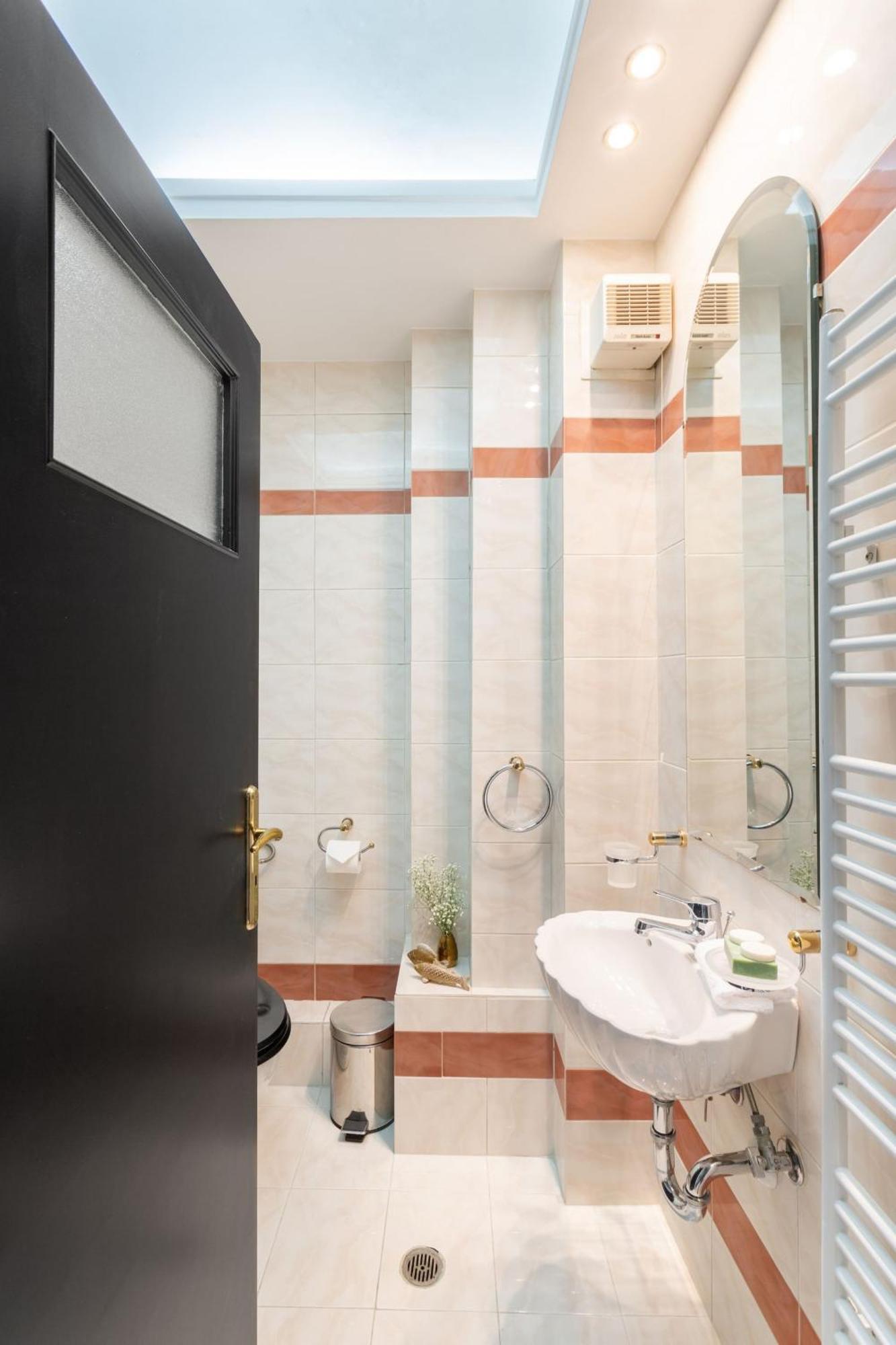 Fresh Detailed Stylish Apartment At Acropolis Atene Esterno foto