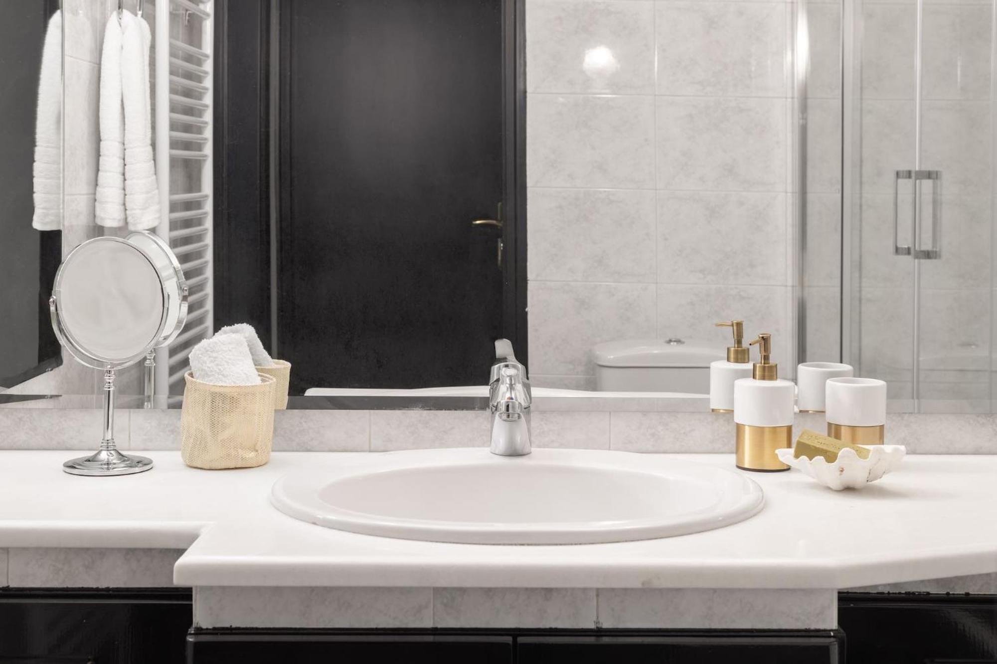 Fresh Detailed Stylish Apartment At Acropolis Atene Esterno foto